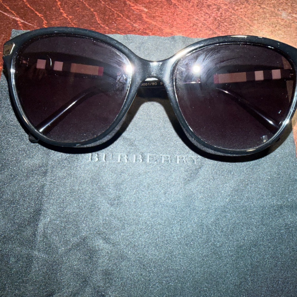 Burberry Elegant Black Sunglasses for Women
